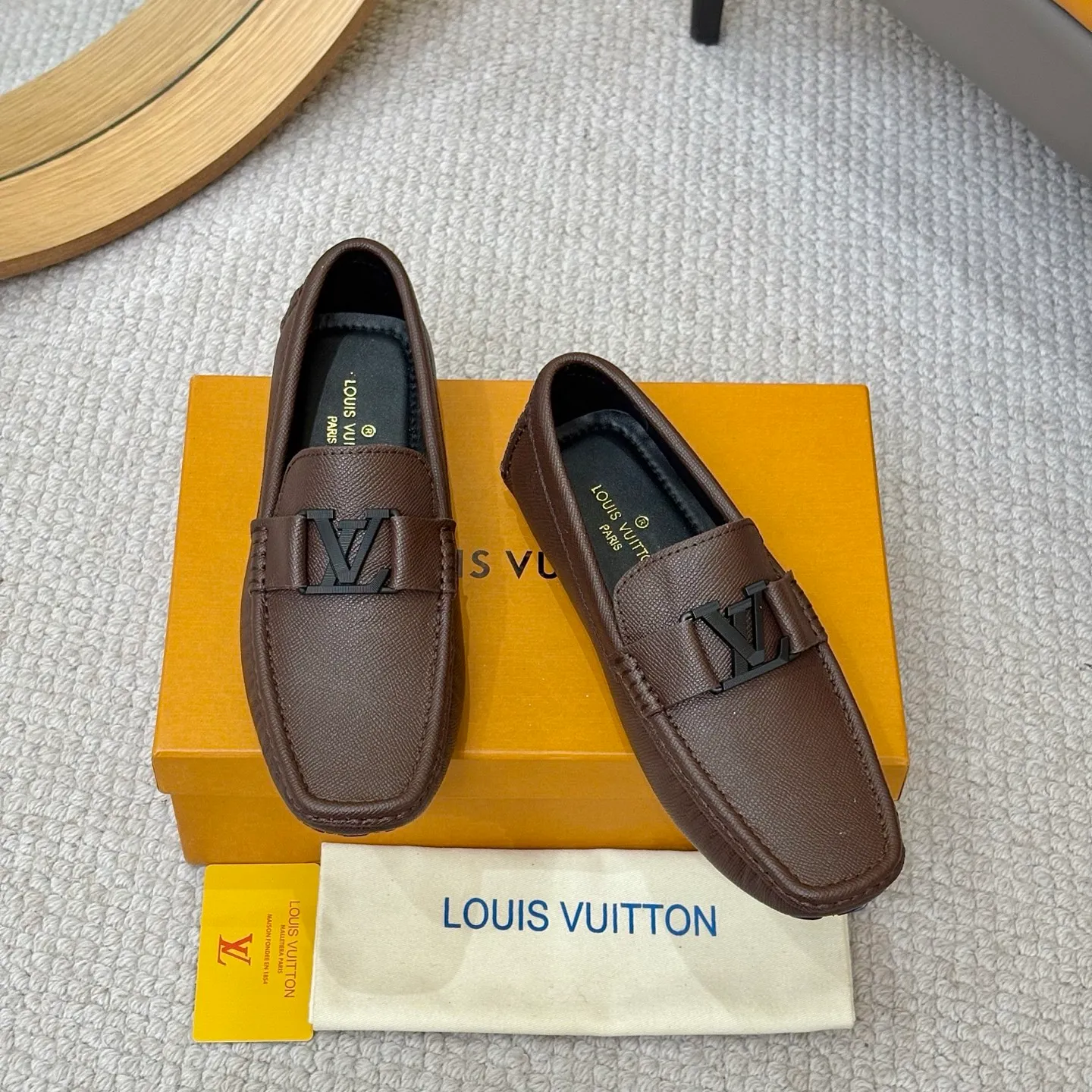 Men's men's shoes 💰420 (Yangli) LV 2⃣️0⃣️2⃣️5️⃣Spring and summer counter GLORIA series models ✈️Original factory special leather production, original last type. A classic driving slip-on casual shoe that shows an elegant style with exquisite craftsmanship details such as Monogram embossing all over the upper🌀Italian imported calfskin fabric Sheepskin foot pads➕Inside～Private mold replica sole Unique style Comfortable driving slip-on Size: 4-12 (38-46) Comes with [Counter packaging: original box, wrapping paper, card, instruction manual, shoehorn, cloth bag] No pressure to enter and leave the counter!
